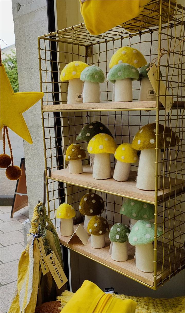 Objets décoratifs en feutre dans des tons jaunes et verts