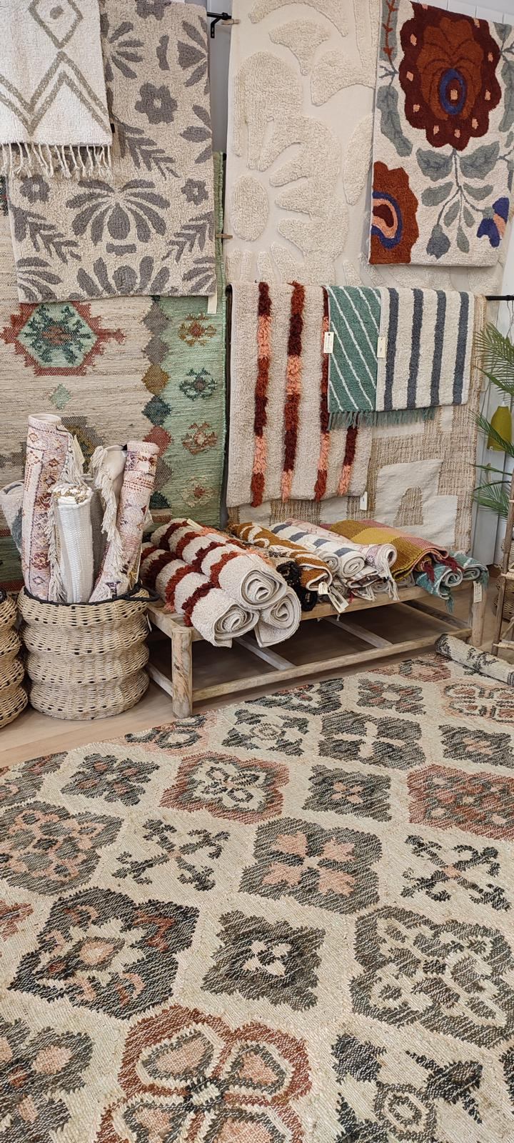 Sélection de tapis texturés et tissés exposés dans la boutique