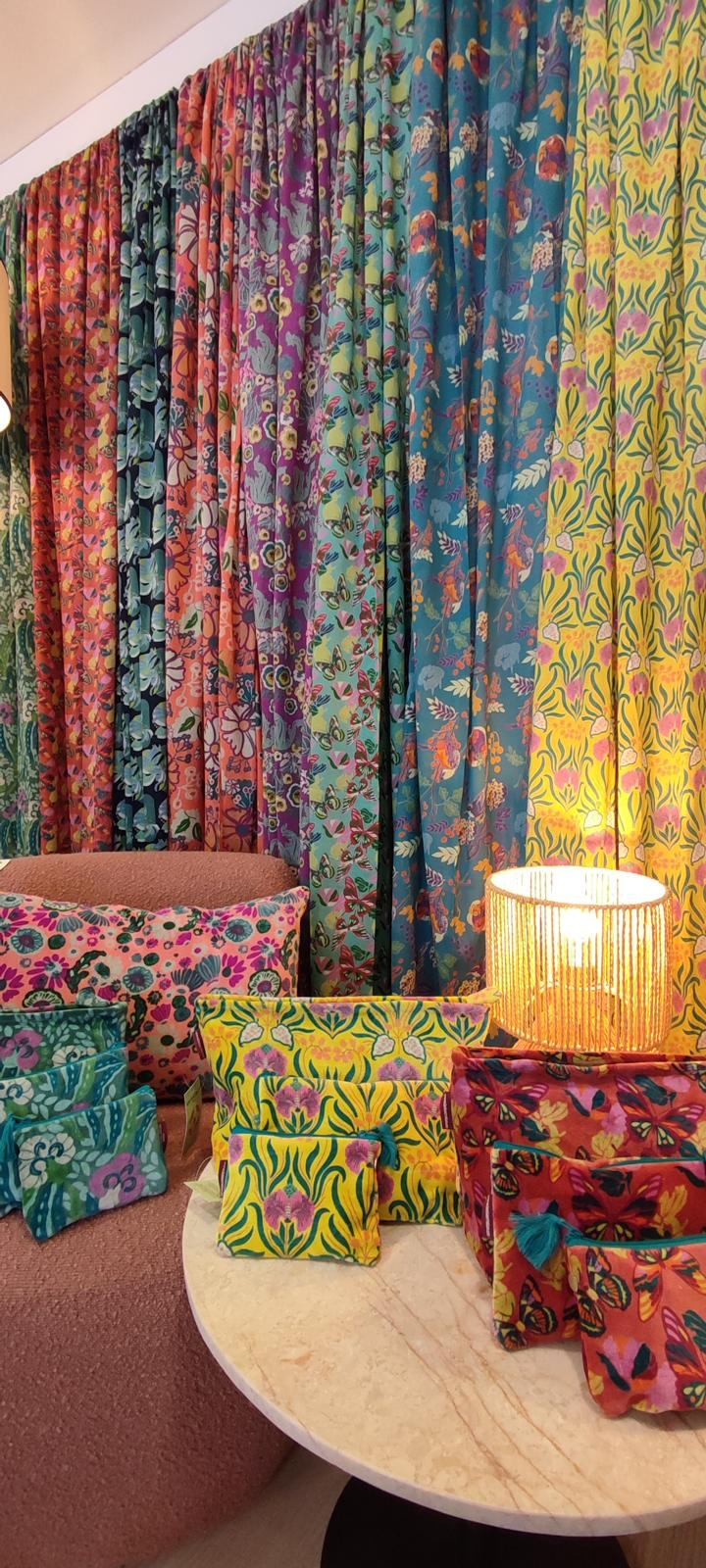Textiles aux motifs colorés et coussins coordonnés dans la boutique CIRIELLE